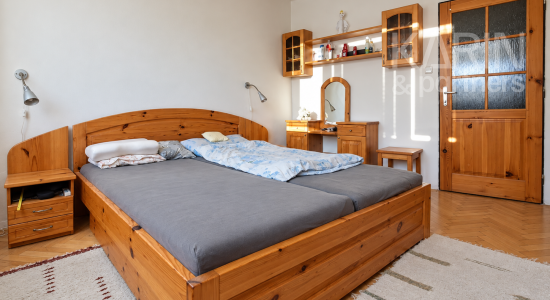 Unikátny 3-izbový byt s balkónom, krbom, vlastným pozemkom (185 m²) a dvoma prístreškami na auto v Medzibrode