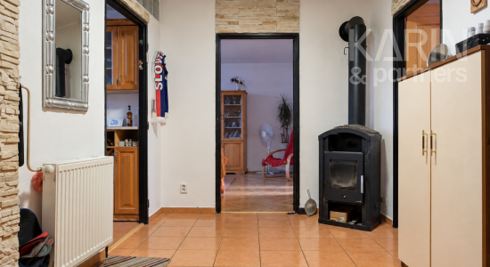 Unikátny 3-izbový byt s balkónom, krbom, vlastným pozemkom (185 m²) a dvoma prístreškami na auto v Medzibrode