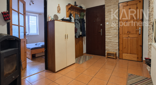Unikátny 3-izbový byt s balkónom, krbom, vlastným pozemkom (185 m²) a dvoma prístreškami na auto v Medzibrode
