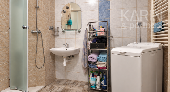 Unikátny 3-izbový byt s balkónom, krbom, vlastným pozemkom (185 m²) a dvoma prístreškami na auto v Medzibrode