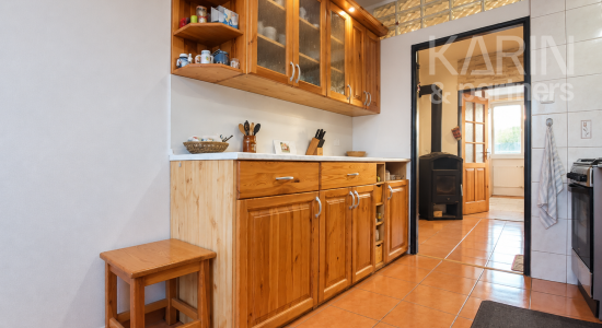 Unikátny 3-izbový byt s balkónom, krbom, vlastným pozemkom (185 m²) a dvoma prístreškami na auto v Medzibrode