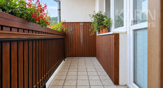 Unikátny 3-izbový byt s balkónom, krbom, vlastným pozemkom (185 m²) a dvoma prístreškami na auto v Medzibrode