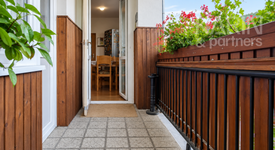 Unikátny 3-izbový byt s balkónom, krbom, vlastným pozemkom (185 m²) a dvoma prístreškami na auto v Medzibrode