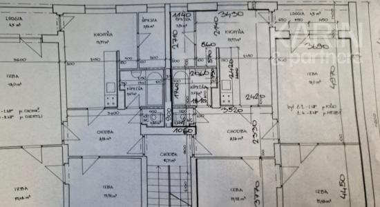 Unikátny 3-izbový byt s balkónom, krbom, vlastným pozemkom (185 m²) a dvoma prístreškami na auto v Medzibrode