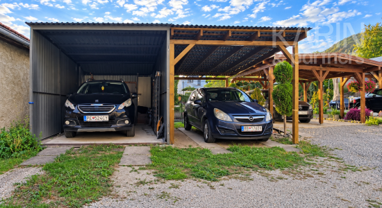 Unikátny 3-izbový byt s balkónom, krbom, vlastným pozemkom (185 m²) a dvoma prístreškami na auto v Medzibrode