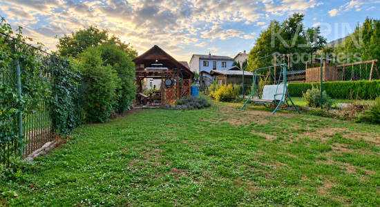 Unikátny 3-izbový byt s balkónom, krbom, vlastným pozemkom (185 m²) a dvoma prístreškami na auto v Medzibrode