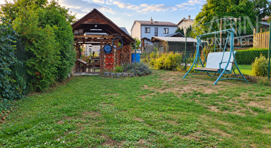 Unikátny 3-izbový byt s balkónom, krbom, vlastným pozemkom (185 m²) a dvoma prístreškami na auto v Medzibrode