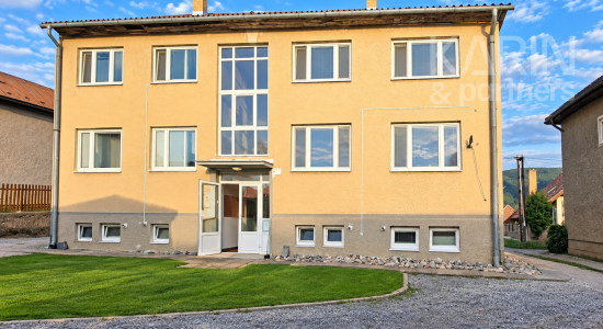 Unikátny 3-izbový byt s balkónom, krbom, vlastným pozemkom (185 m²) a dvoma prístreškami na auto v Medzibrode
