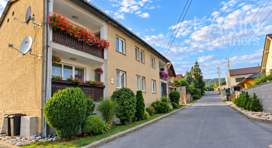 Unikátny 3-izbový byt s balkónom, krbom, vlastným pozemkom (185 m²) a dvoma prístreškami na auto v Medzibrode