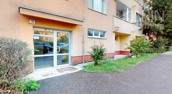 SVETLÝ KOMPLETNE ZARIADENÝ 3I BYT S PRESKLENOU LODŽIOU A PIVNICOU