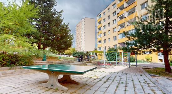 SVETLÝ KOMPLETNE ZARIADENÝ 3I BYT S PRESKLENOU LODŽIOU A PIVNICOU