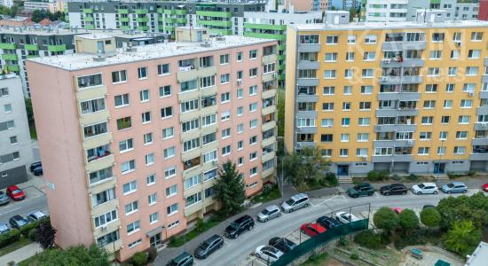 SVETLÝ KOMPLETNE ZARIADENÝ 3I BYT S PRESKLENOU LODŽIOU A PIVNICOU