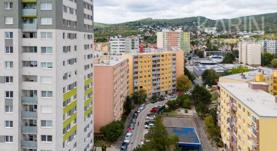 SVETLÝ KOMPLETNE ZARIADENÝ 3I BYT S PRESKLENOU LODŽIOU A PIVNICOU