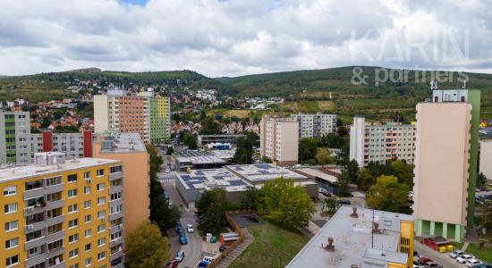 SVETLÝ KOMPLETNE ZARIADENÝ 3I BYT S PRESKLENOU LODŽIOU A PIVNICOU