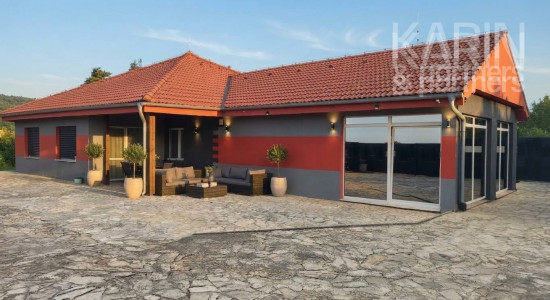 Exkluzívne Iba u Nás: Rodinná rezidencia v štýle haciendy: 2 samostatné domy, bazény, okrasná záhrada a dokonalé súkromie | Semerovo