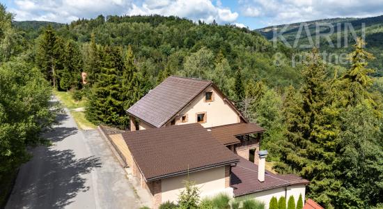LUXUSNÉ RODINNÉ SÍDLO S PRIVÁTNYM WELLNESS V TESNEJ BLÍZKOSTI LYŽIARSKEHO STREDISKA