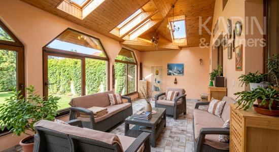 EXKLUZÍVNE: Rodinný dom 8izbový, zasklená terasa, garáž, Dvory nad Žitavou