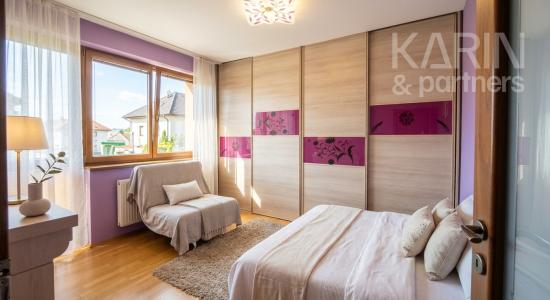 EXKLUZÍVNE: Rodinný dom 8izbový, zasklená terasa, garáž, Dvory nad Žitavou
