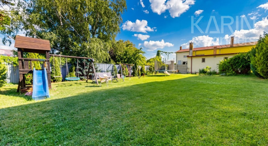 NA PREDAJ: 3-izbový byt s terasou a balkónom v pokojných Hubiciach
