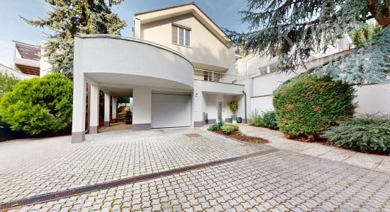 Zrekonštruovaný 3 podlažný rodinný dom na Hradnom kopci