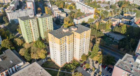 SVETLÝ ČIASTOČNE ZREKONŠTRUOVANÝ 3I BYT S LODŽIOU A PIVNICOU