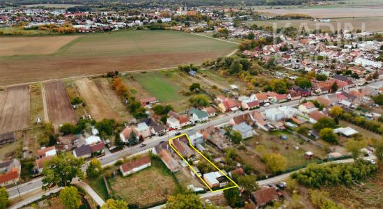3i rodinný dom po rekonštrukcii s letnou kuchyňou a dieľňou v meste Šaštín-Stráže