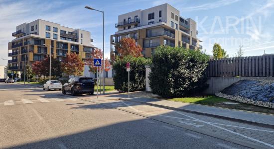 SLNEČNICE VILADOMY- 2-IZBOVÝ BYT S VEĽKOU LODŽIOU A PARKOVANÍM