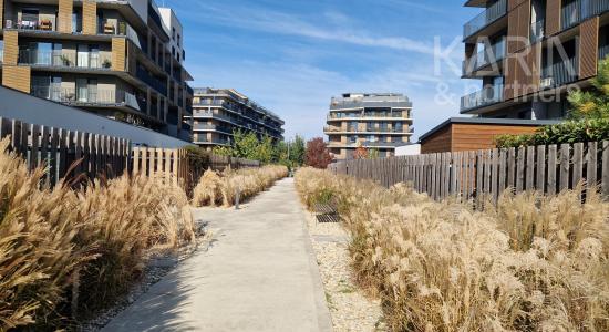 SLNEČNICE VILADOMY- 2-IZBOVÝ BYT S VEĽKOU LODŽIOU A PARKOVANÍM