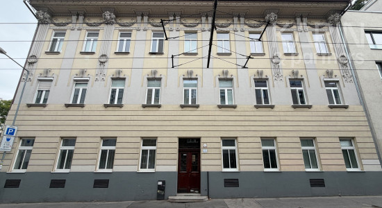 PRIESTRANNÝ A VZDUŠNÝ 3I BYT S VYSOKÝMI STROPMI V HISTORICKEJ BUDOVE