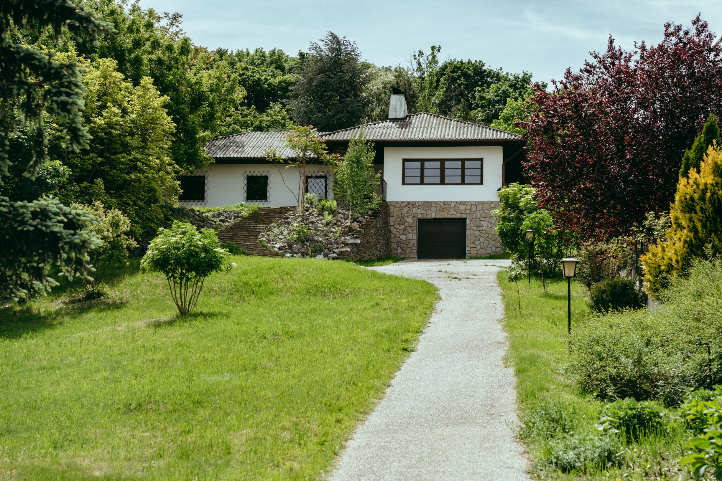 Pozerajte z okna priamo na hrad - na predaj pozemok s rodinným domom v nádhernom prostredí pod Hradom Schlossberg v Hainburgu.