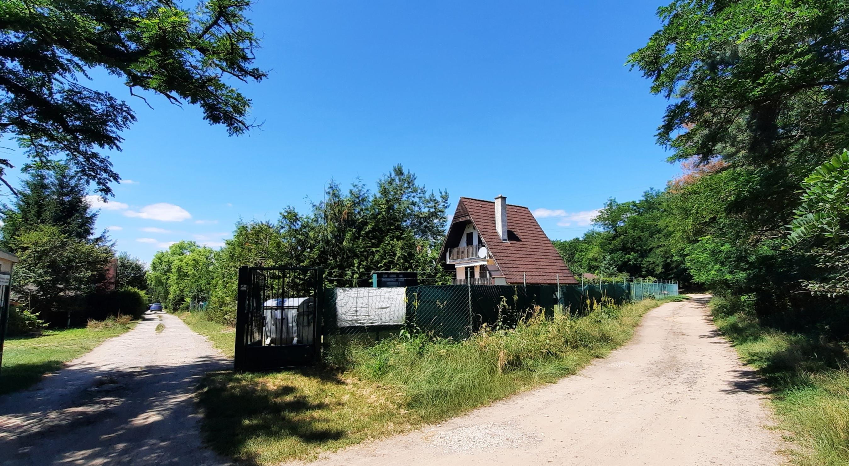 PREDANÝ  - NA PREDAJ: ZÁHRADA S CHATKOU PRI LESE, 412 M2, LOZORNO