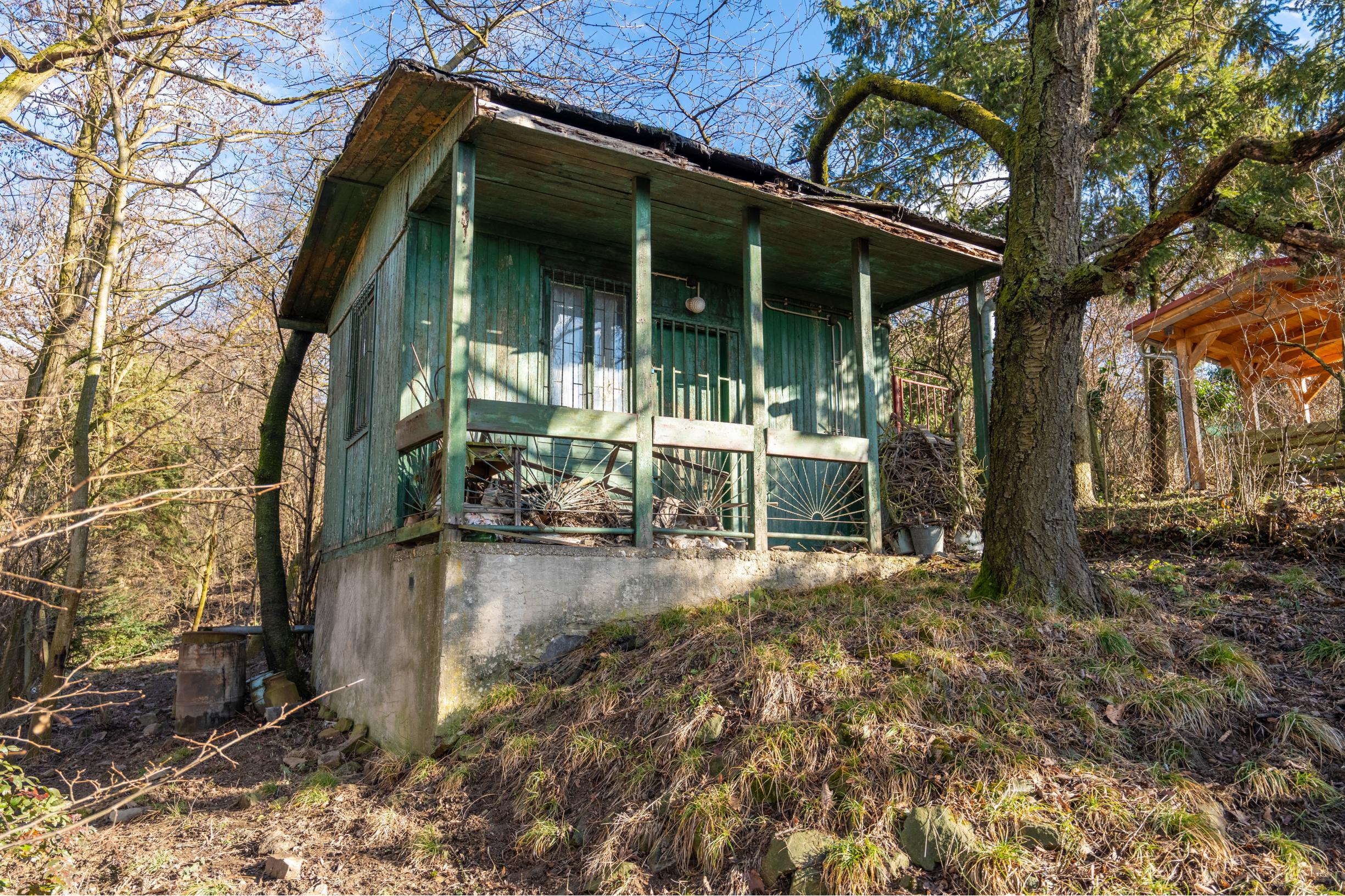 Rekreačný pozemok s chatkou | voda | elektrina | Lamač, Zlatá Hora