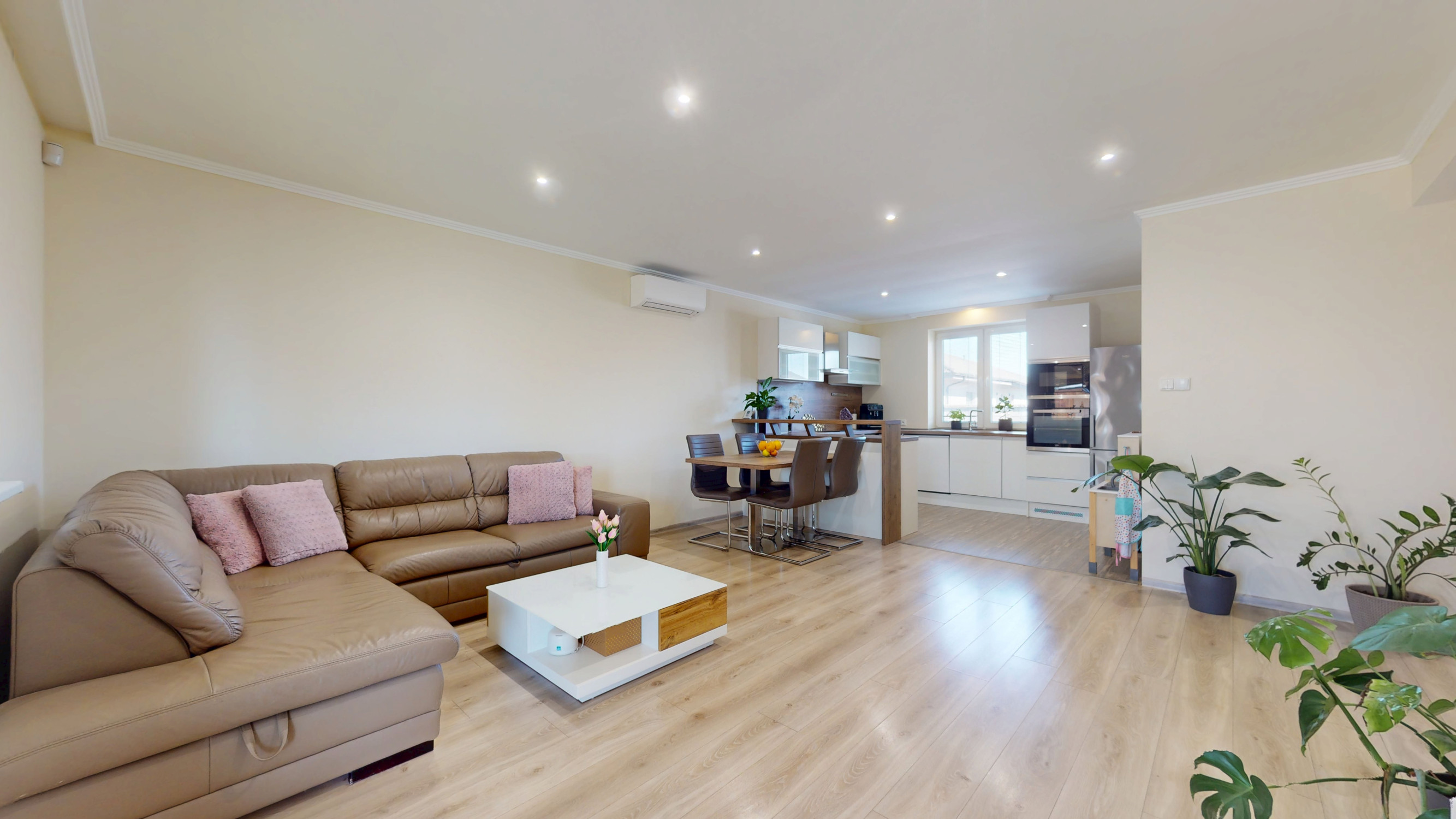 3 IZBOVÝ RODINNÝ DOM  V OBCI HRUBÁ BORŠA NA PREDAJ