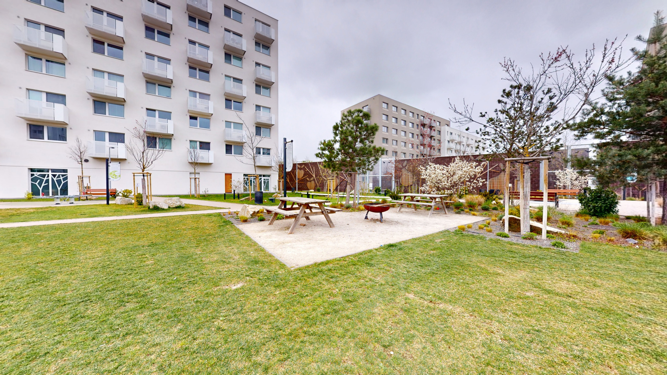 PREDANÉ - 2-IZBOVÝ BYT S BALKÓNOM, PIVNICOU A PARKINGOM NA PREDAJ - OVOCNÉ SADY - BRATISLAVA