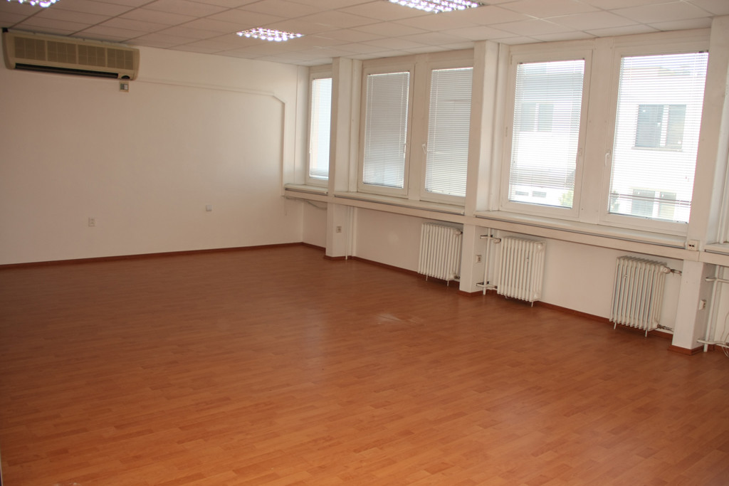 Prenájom klimat. kancelária/ dvojkancelária 29,50 m2, Pluhová ul., BA III., Nové Mesto.