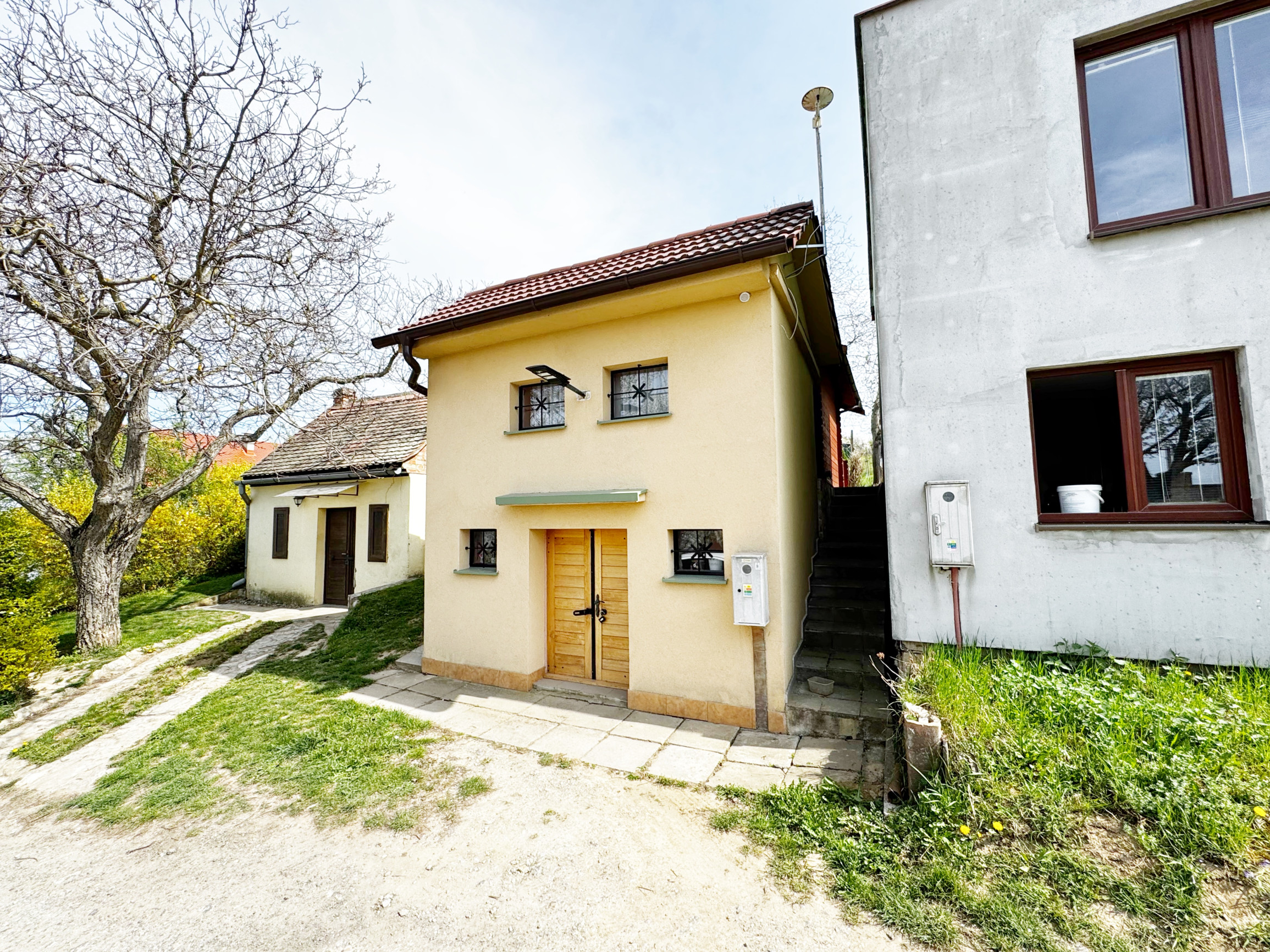 Vinohradnícky domček po reko aj s vinohradom, za Líštinami