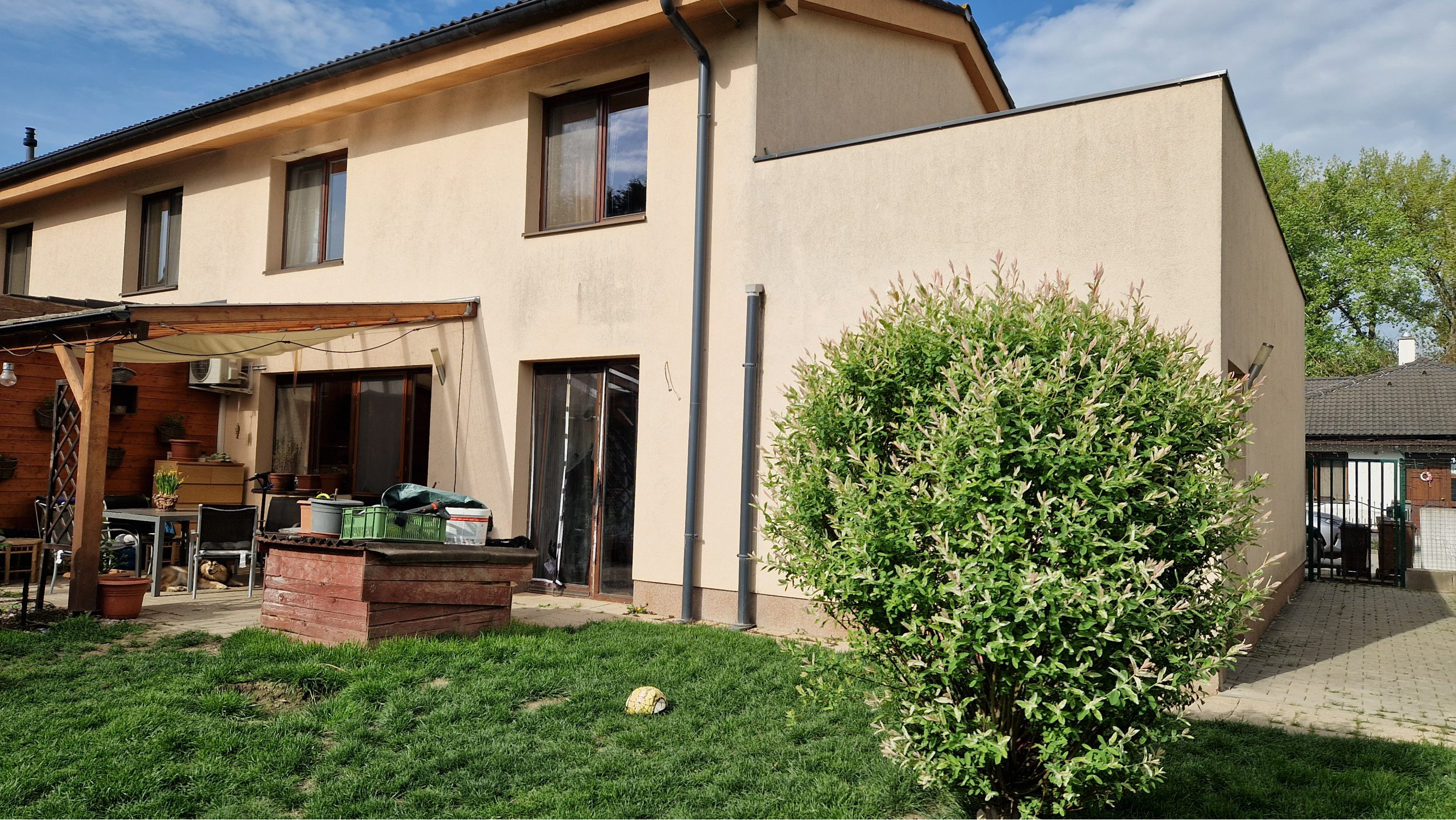 Na predaj priestranný 5i RD v slepej ulici pri hrádzi | garáž | studňa