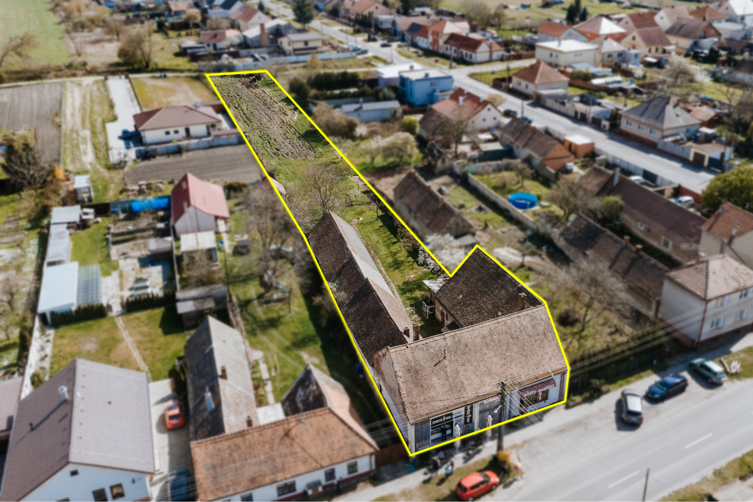 Podnikateľský objekt - dvojdom s veľkým pozemkom