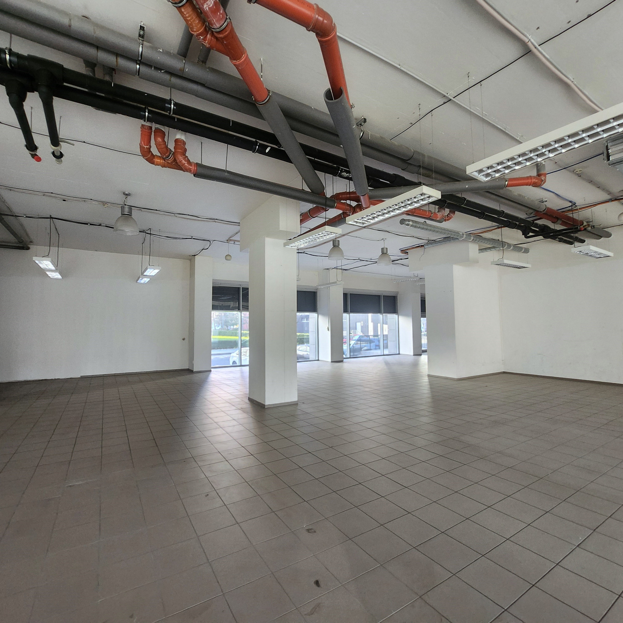 PREDAJ - Obchodné priestory s výkladmi do ulice 336 m2 - Tomášiková ul. mč. Bratislava Ružinov