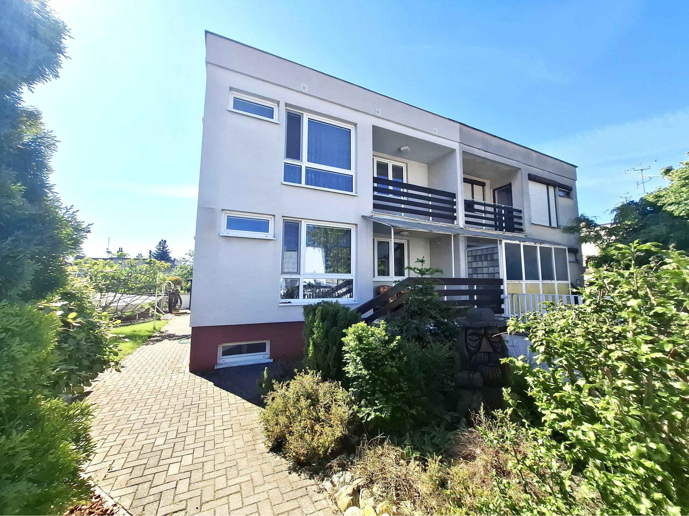 NA PREDAJ 4 IZBOVÝ RODINNÝ DOM S GARÁŽOU A BAZÉNOM V SENCI