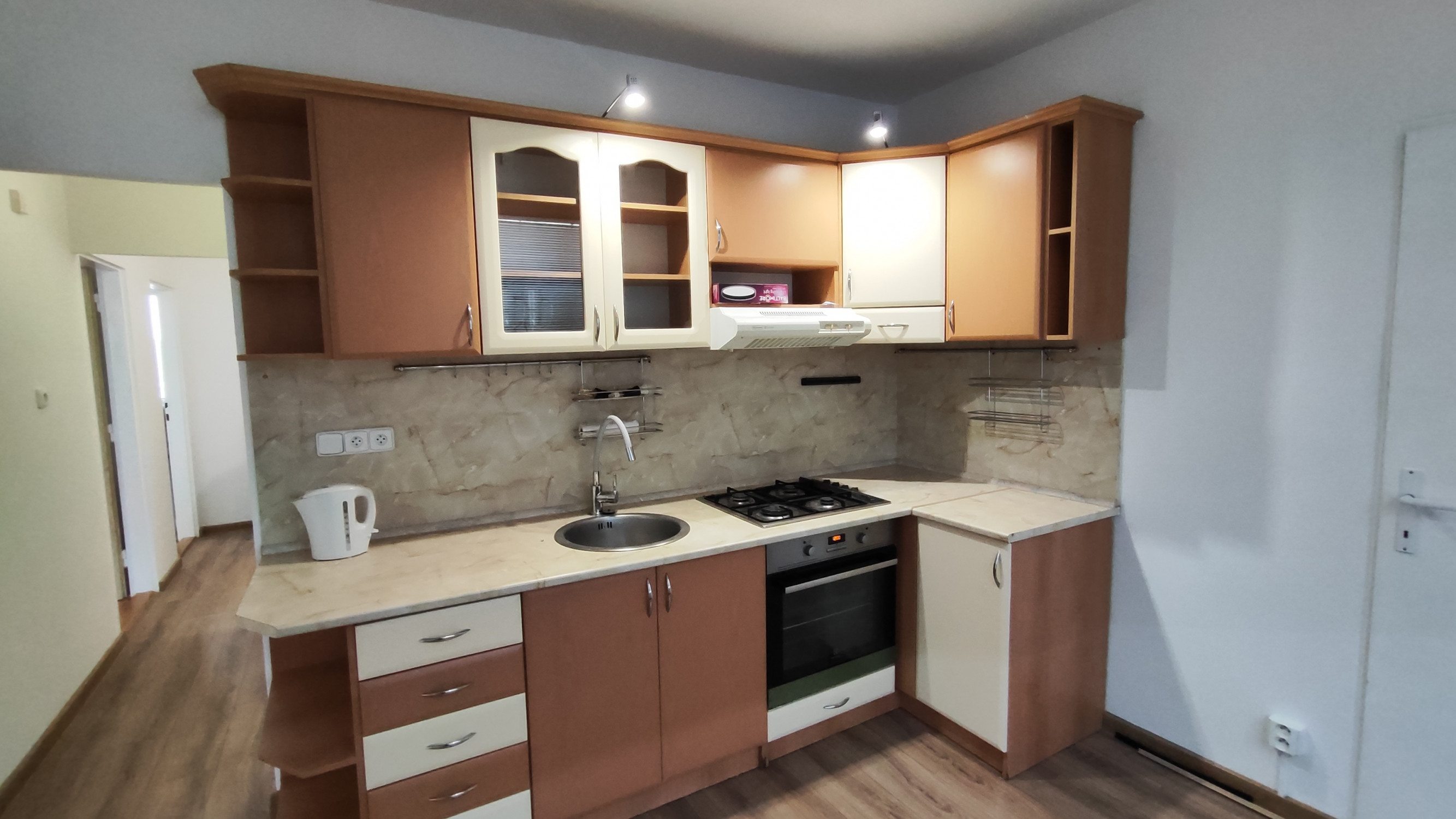 NA PRENÁJOM: Veľký 2 izbový byt s dvoma balkónmi, N.Zámky