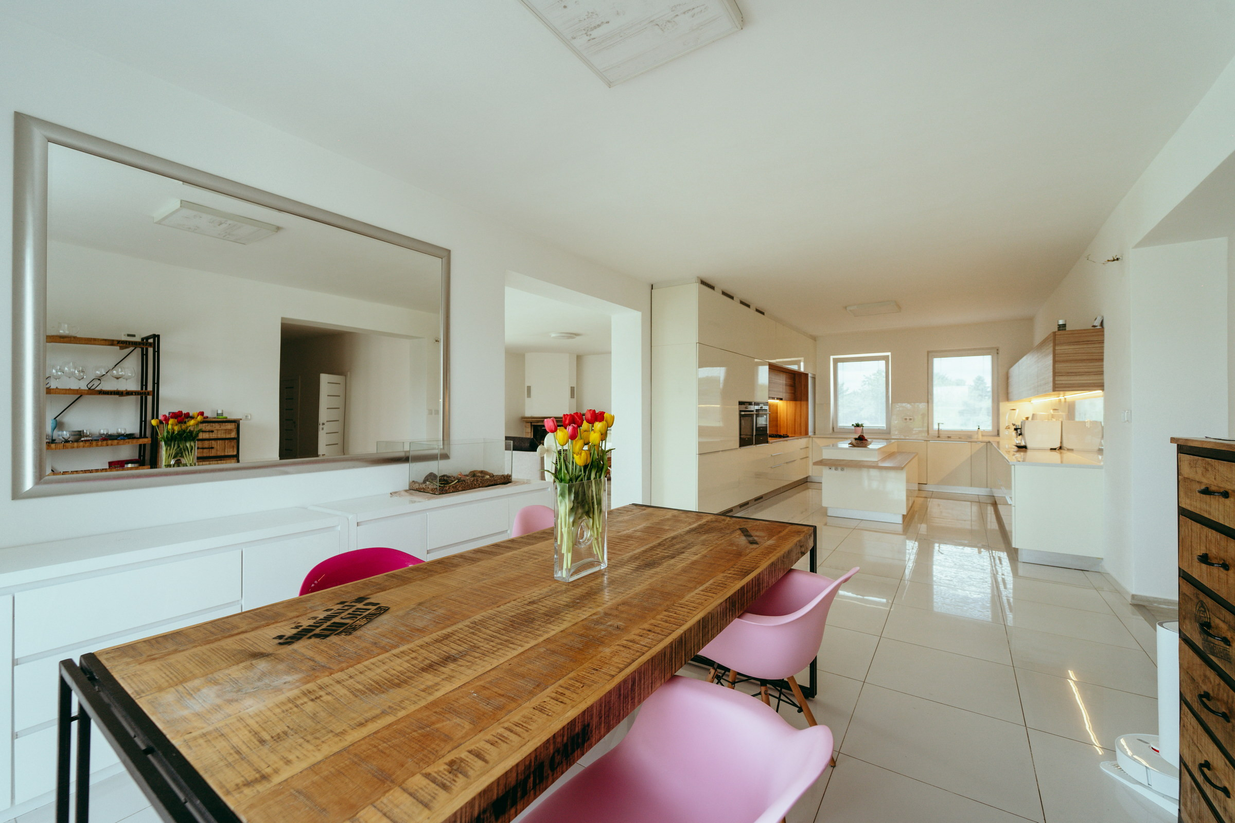 Moderný a priestranný 5 izbový zrekonštruovaný rodinný dom s veľkým pozemkom v Bratislave