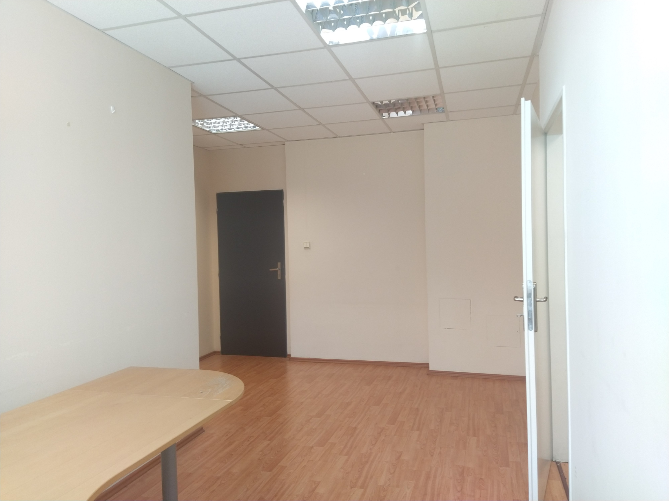 LEN: 13.-€/ m2/ mesiac! Prenájom klimatizovaná dvojkancelária s kuchynkou 33m2, Hattalova ul. BA III. Nové Mesto.