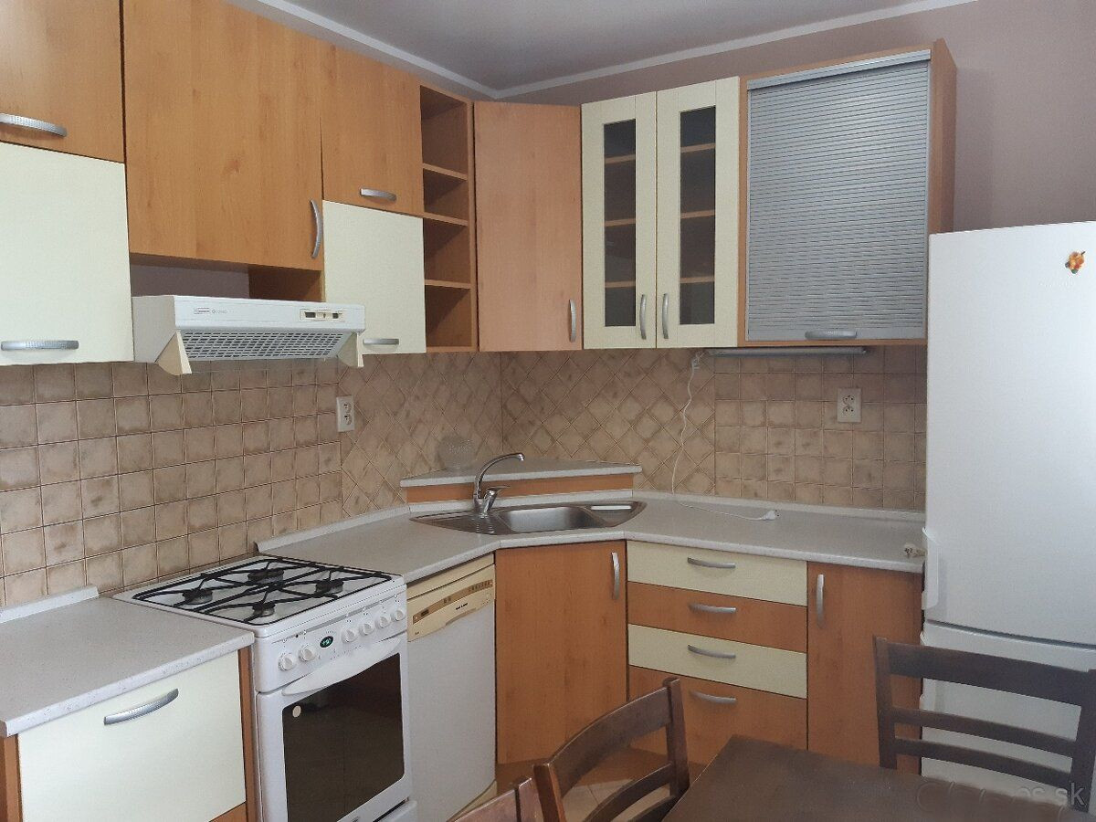 NA PRENÁJOM: 2-izbový byt s balkónom, Nábrežná ulica, Nové Zámky