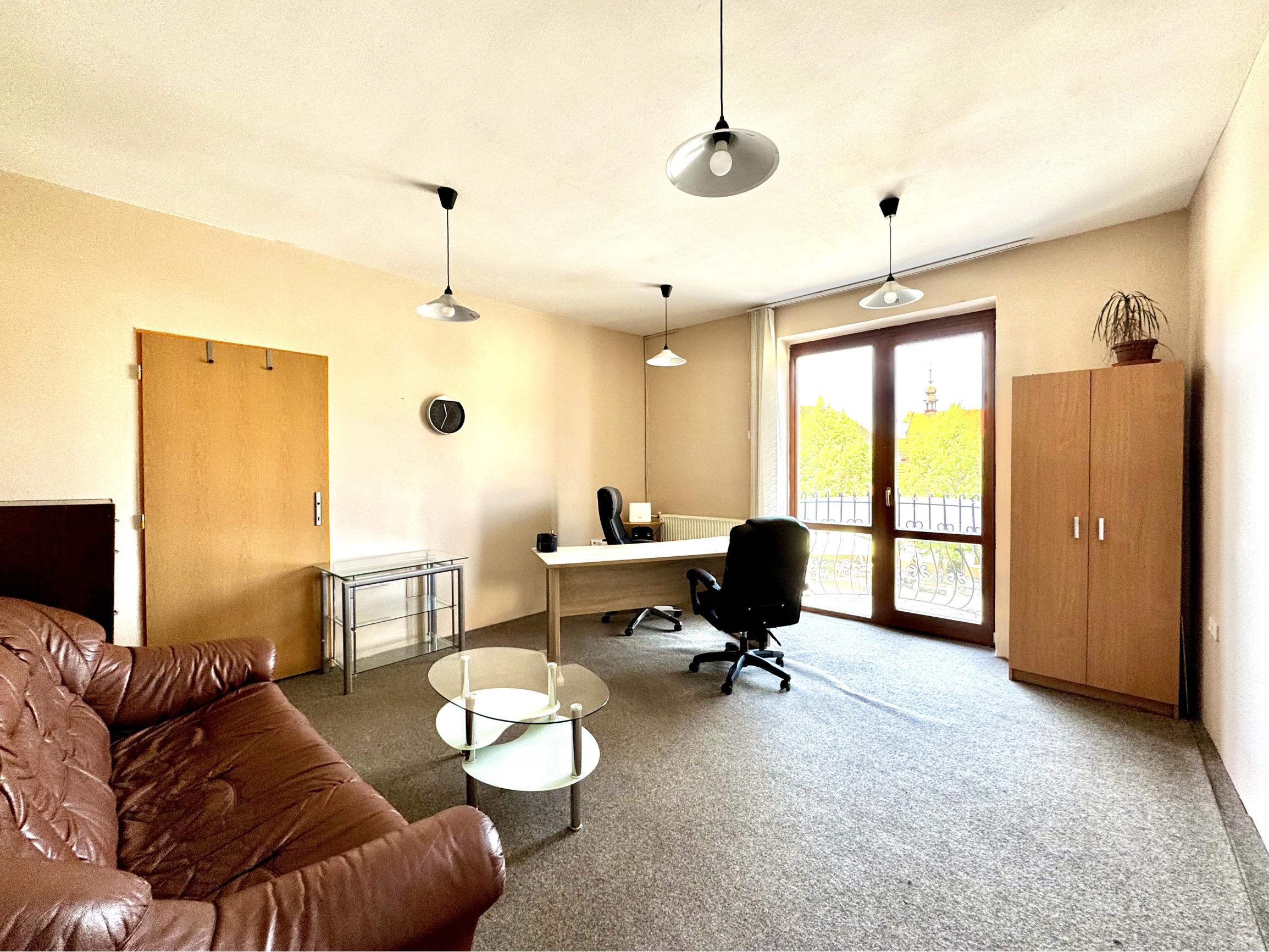 Kancelária s balkónom vo výbornej lokalite v centre, Skalica