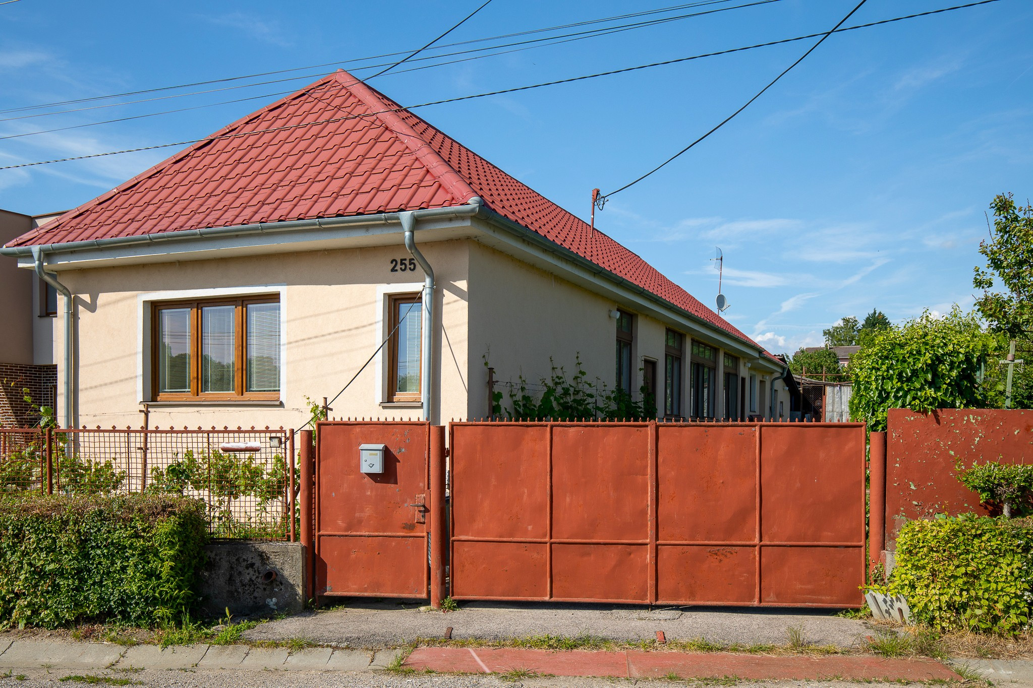 4-izbový dom so záhradou, vínnou pivnicou a ovocným sadom v obci Golianovo – ideálne miesto pre pokojný život blízko Nitry - PREDANÝ