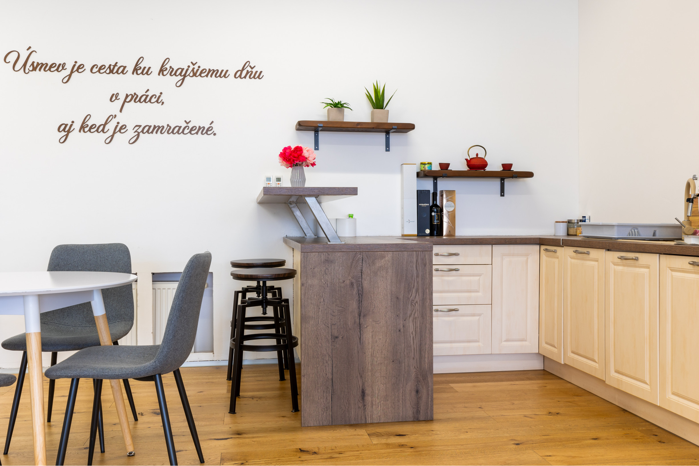 OBCHODNO-SKLADOVÉ PRIESTORY S KANCELÁRIOU A  S NÁKLADNOU PLOŠINOU