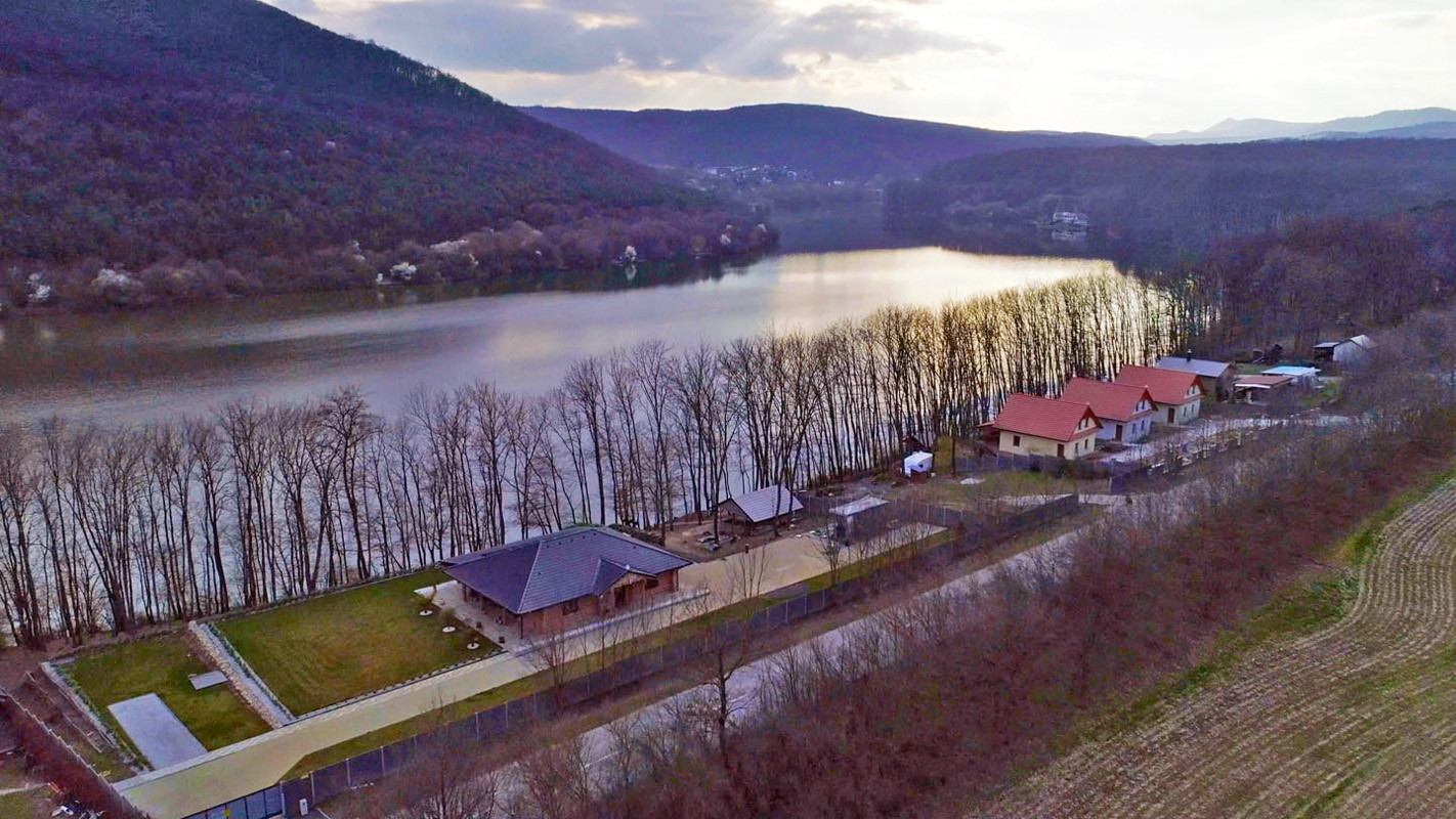 Pozemok pri vode pod Malými Karpatmi, Horné Orešany.