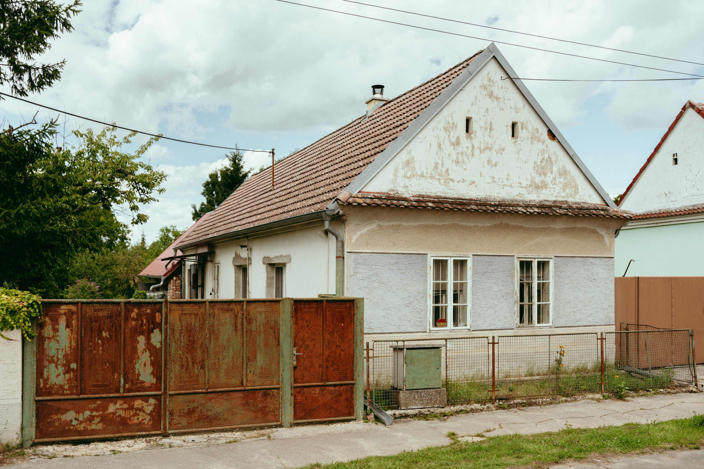 Vidiecka chalupa/dom so stodolou a veľkou záhradou na Záhorí