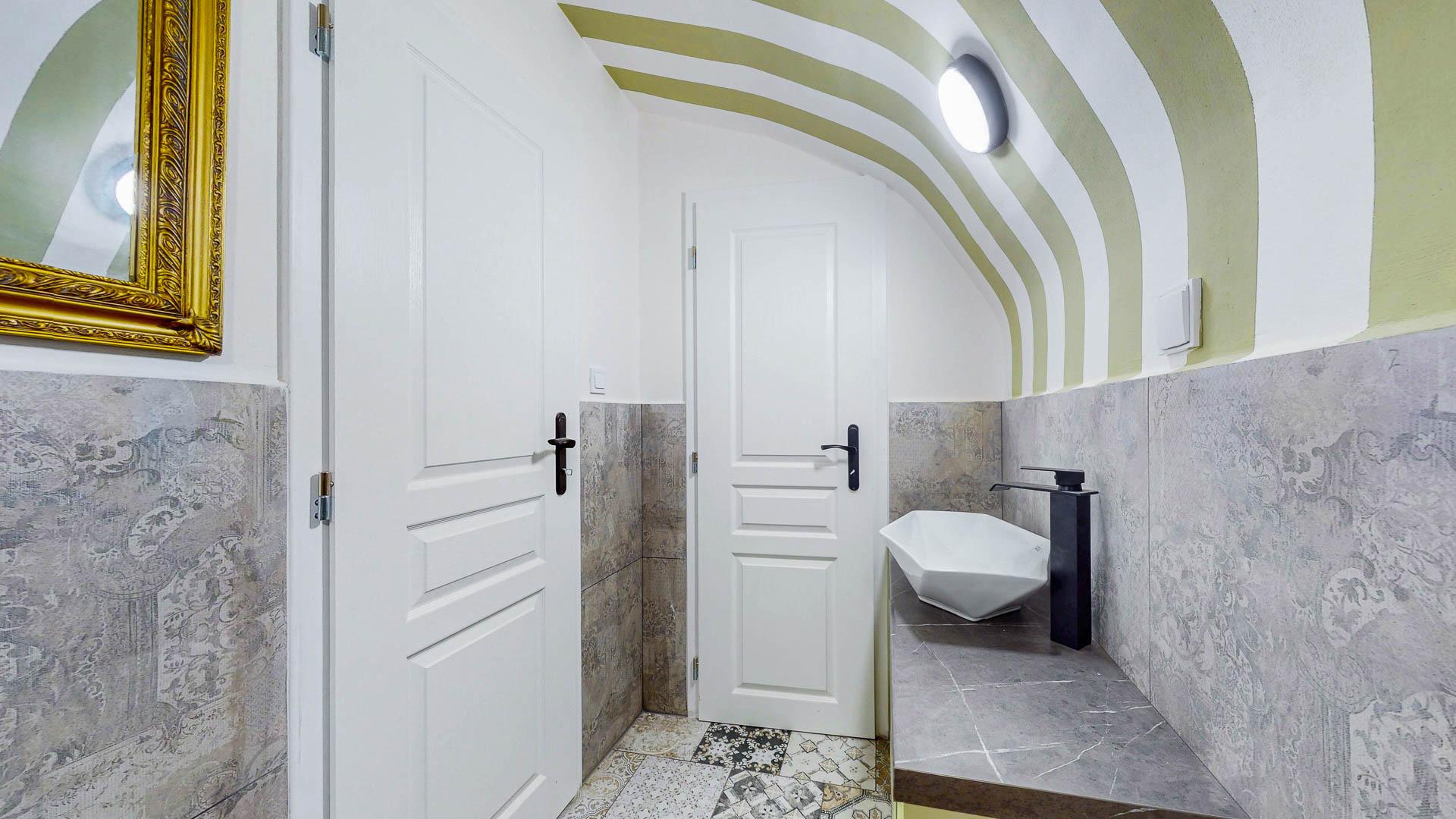 Prízemný Apartmán s Klenbami v Srdci Histórie Hellovho domu